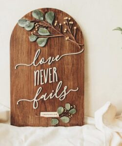 Vòm Gỗ Love never fails
